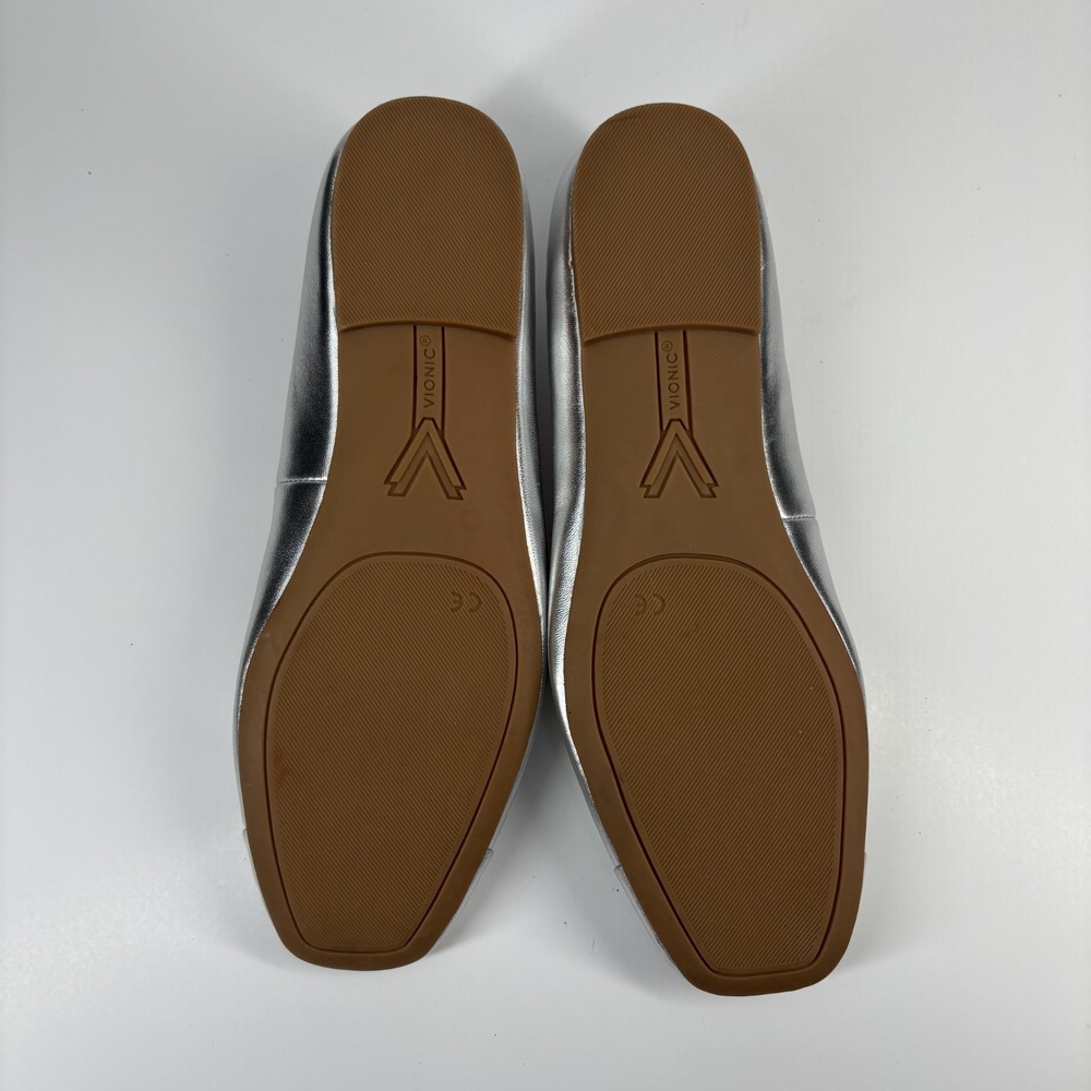 Vionic Silver Flats with Bow Detail 8.5 wide - Picture 6 of 16
